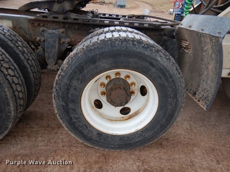 image for item HR9044 2000 Freightliner FLD 120  semi truck