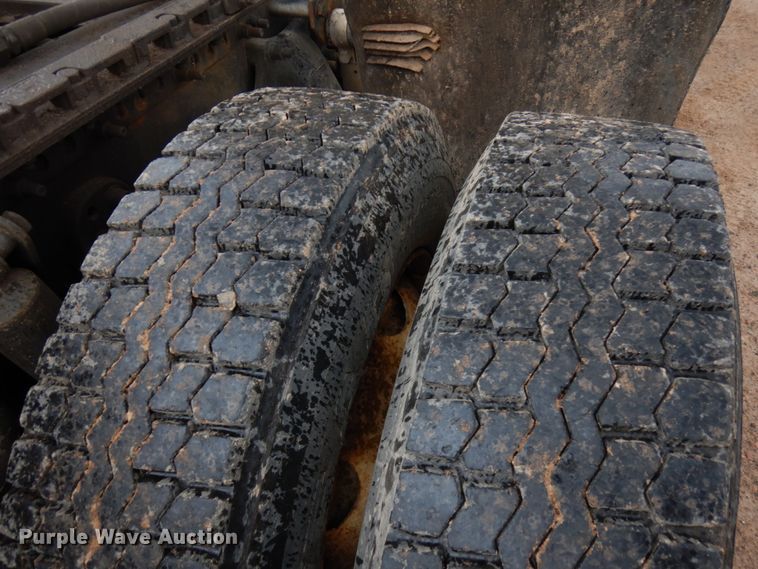 image for item HR9044 2000 Freightliner FLD 120  semi truck