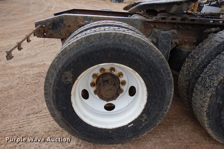 image for item HR9044 2000 Freightliner FLD 120  semi truck