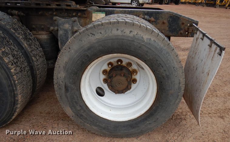 image for item HR9044 2000 Freightliner FLD 120  semi truck