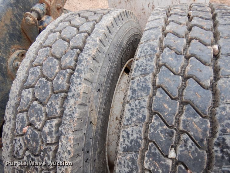 image for item HR9044 2000 Freightliner FLD 120  semi truck