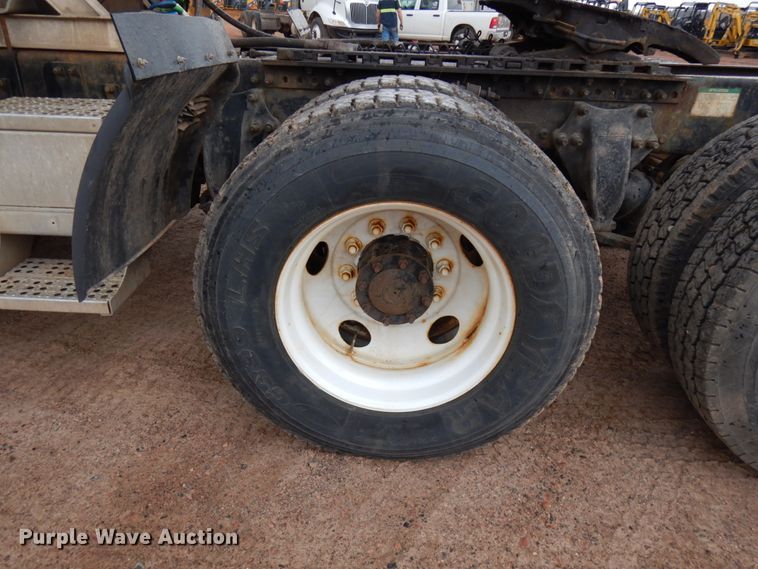 image for item HR9044 2000 Freightliner FLD 120  semi truck