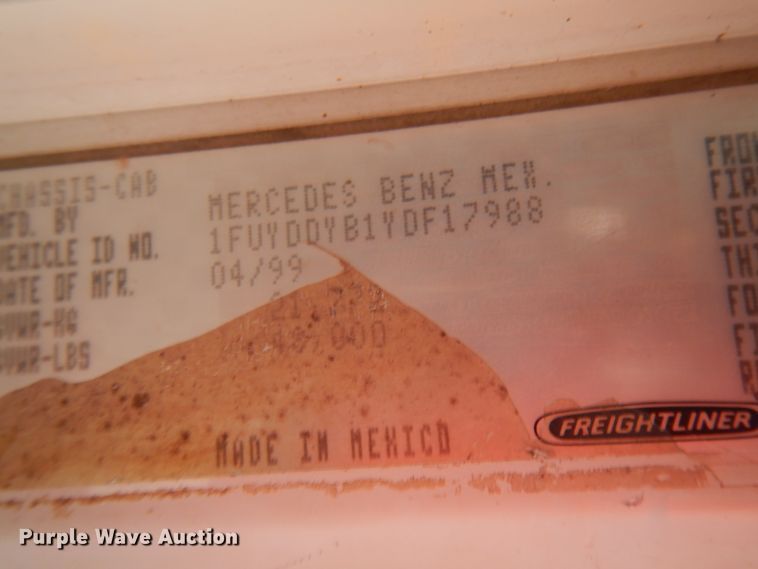 image for item HR9044 2000 Freightliner FLD 120  semi truck