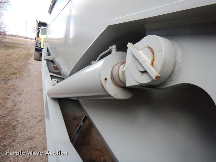 image for item HR9136 2013 Mertz 101893543 sand silo trailer