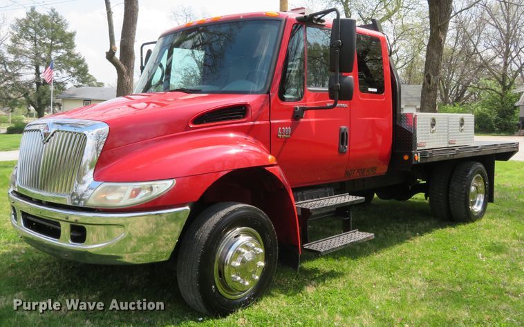 image for item HV9734 2003 International 4300  Crew Cab flatbed truck