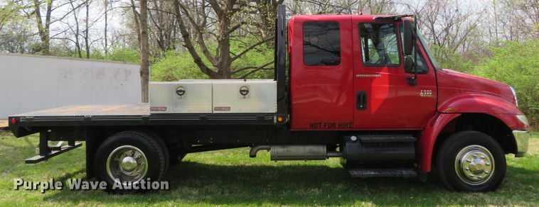 image for item HV9734 2003 International 4300  Crew Cab flatbed truck
