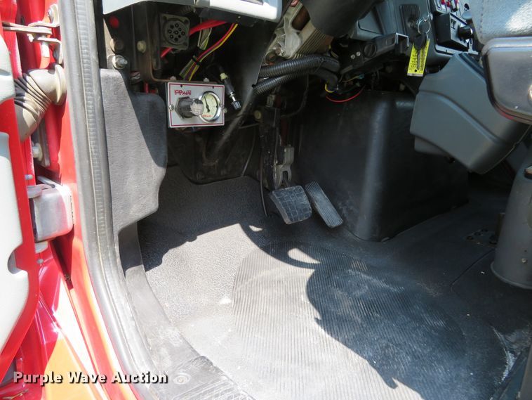 image for item HV9734 2003 International 4300  Crew Cab flatbed truck