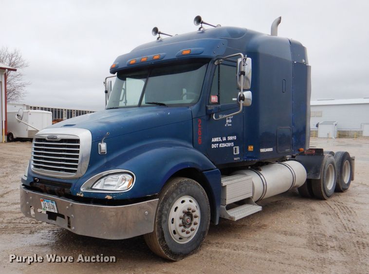 image for item II9821 2005 Freightliner Columbia  semi truck