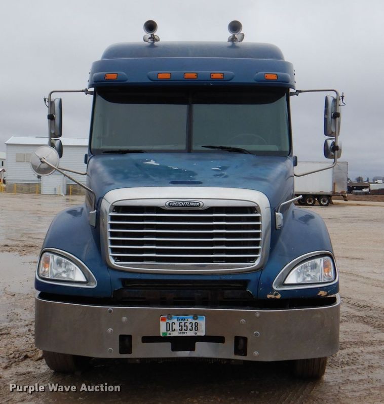 image for item II9821 2005 Freightliner Columbia  semi truck