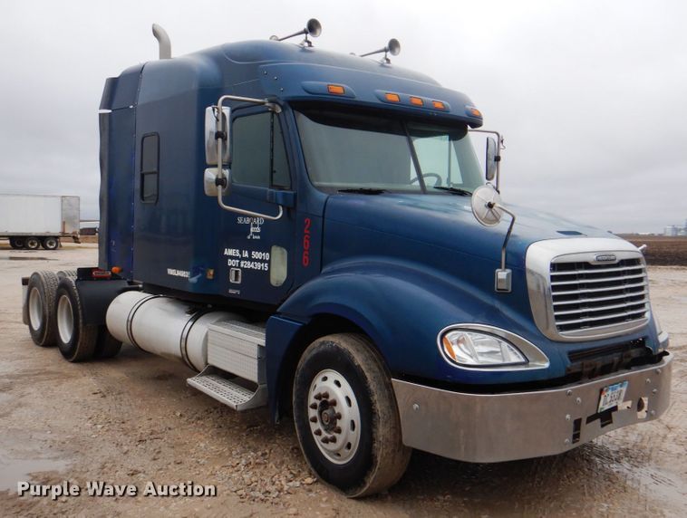 image for item II9821 2005 Freightliner Columbia  semi truck