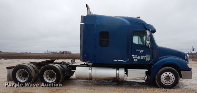 image for item II9821 2005 Freightliner Columbia  semi truck