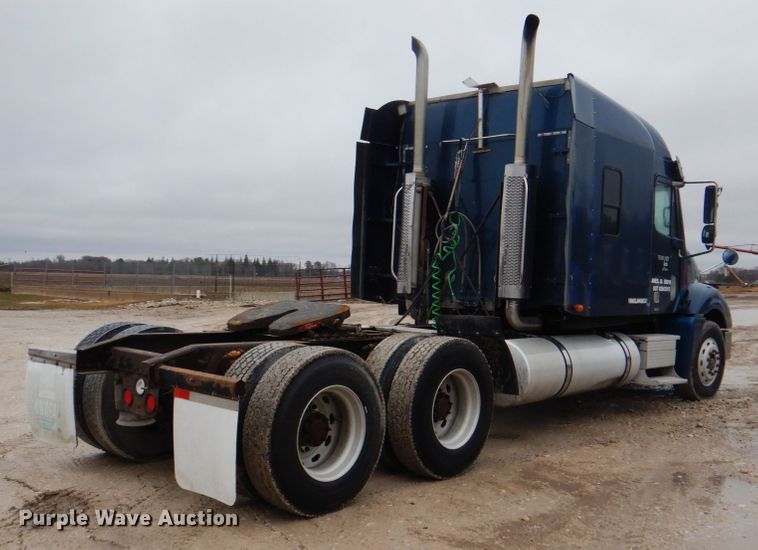 image for item II9821 2005 Freightliner Columbia  semi truck