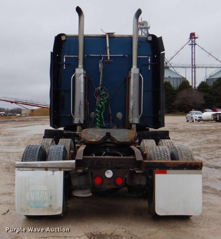 image for item II9821 2005 Freightliner Columbia  semi truck