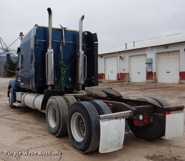 image for item II9821 2005 Freightliner Columbia  semi truck