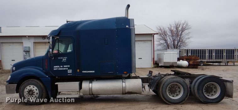 image for item II9821 2005 Freightliner Columbia  semi truck