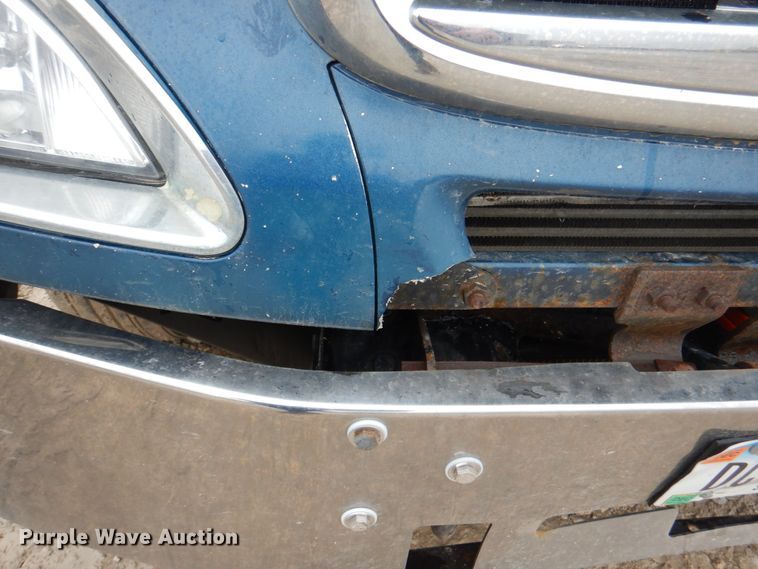 image for item II9821 2005 Freightliner Columbia  semi truck