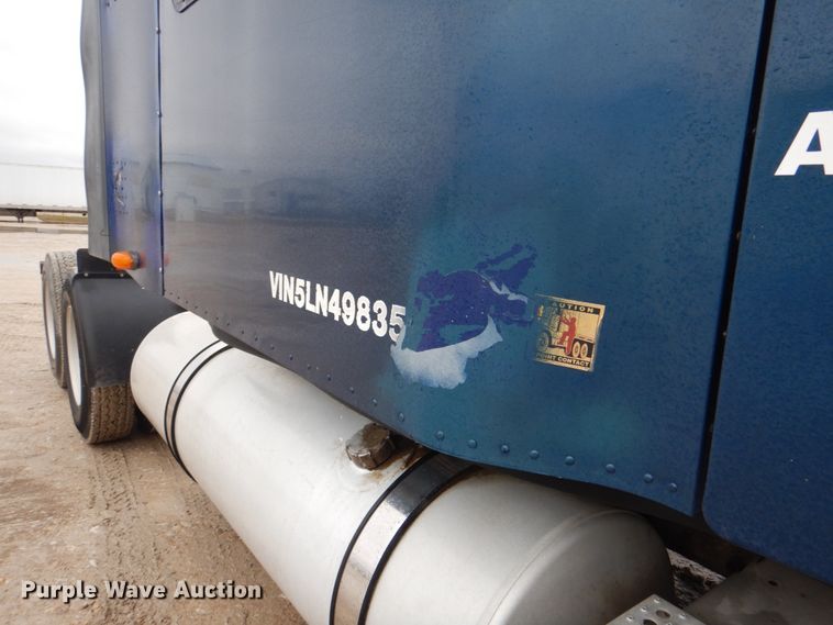 image for item II9821 2005 Freightliner Columbia  semi truck