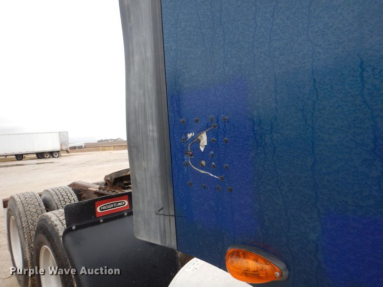 image for item II9821 2005 Freightliner Columbia  semi truck