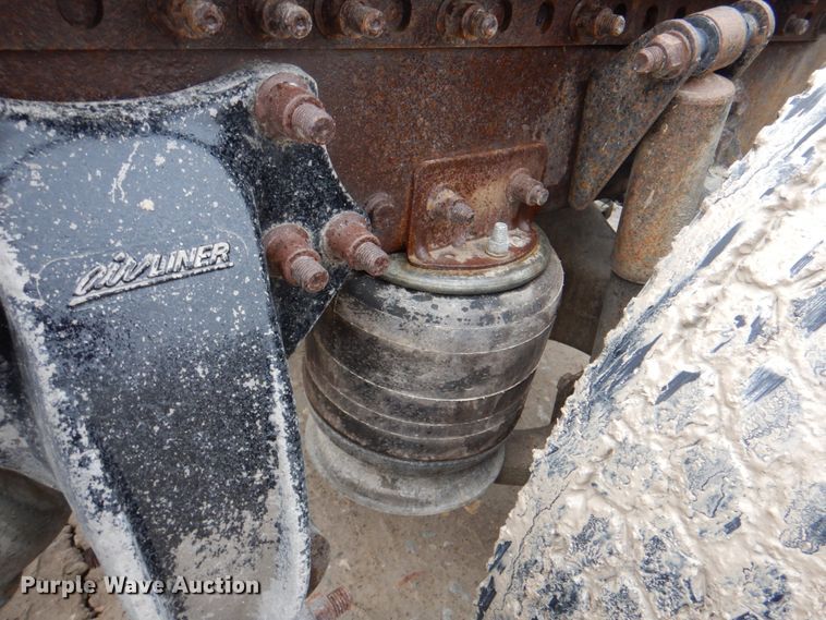 image for item II9821 2005 Freightliner Columbia  semi truck