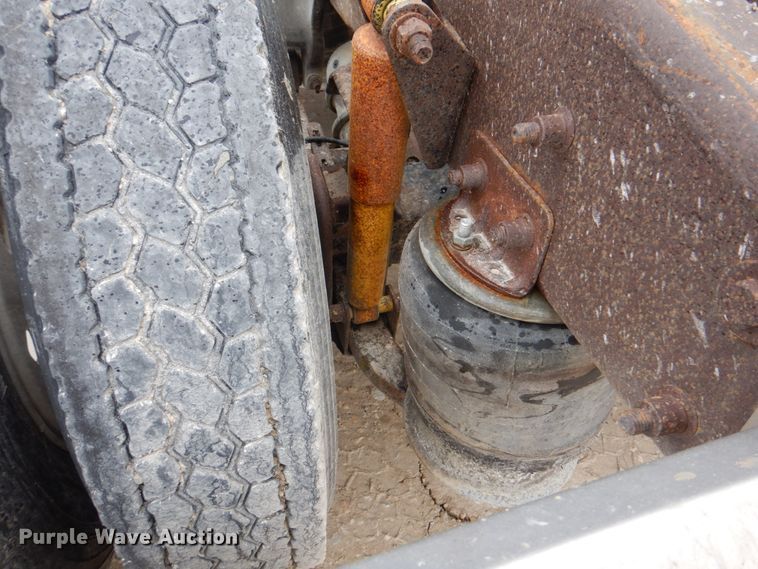 image for item II9821 2005 Freightliner Columbia  semi truck