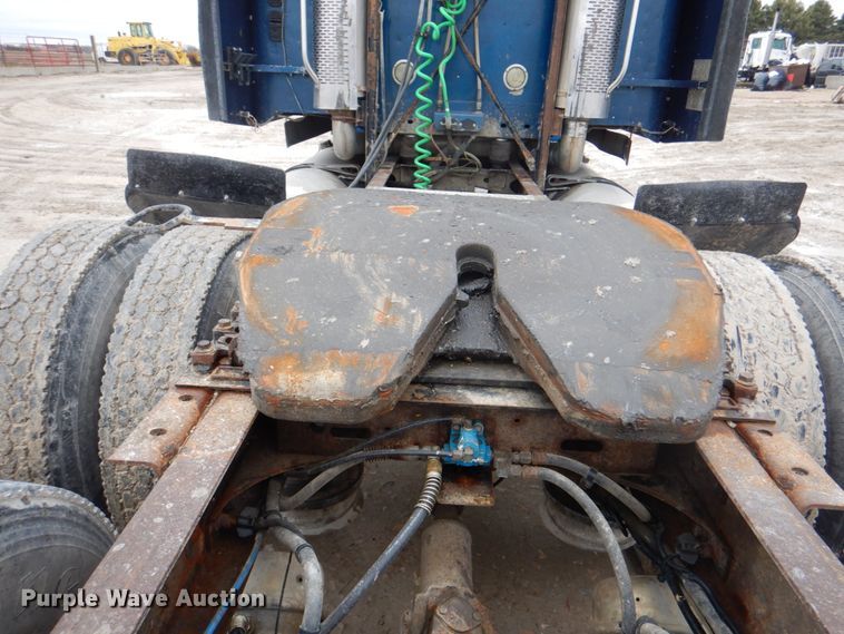 image for item II9821 2005 Freightliner Columbia  semi truck