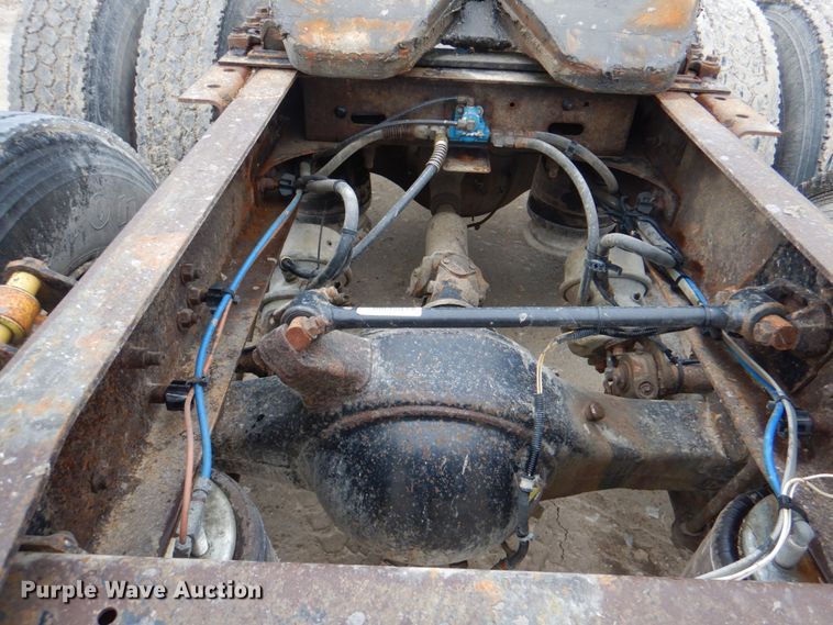 image for item II9821 2005 Freightliner Columbia  semi truck