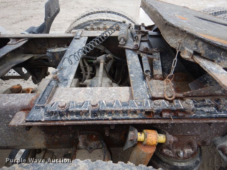 image for item II9821 2005 Freightliner Columbia  semi truck