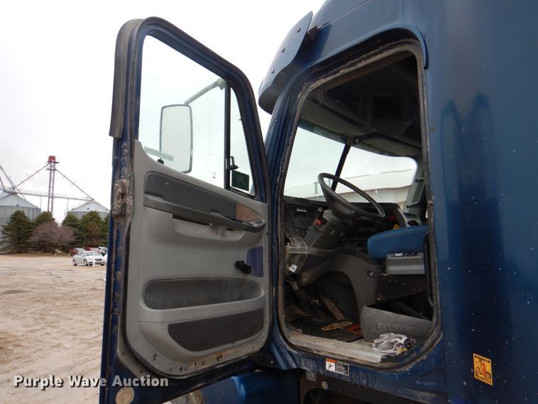 image for item II9821 2005 Freightliner Columbia  semi truck