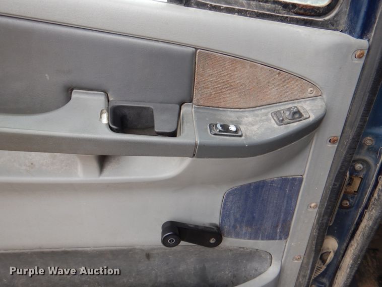 image for item II9821 2005 Freightliner Columbia  semi truck