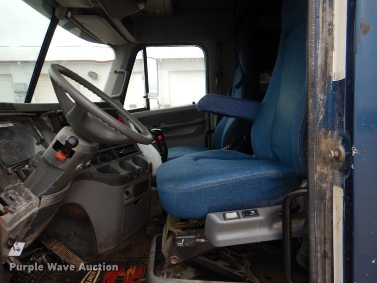 image for item II9821 2005 Freightliner Columbia  semi truck