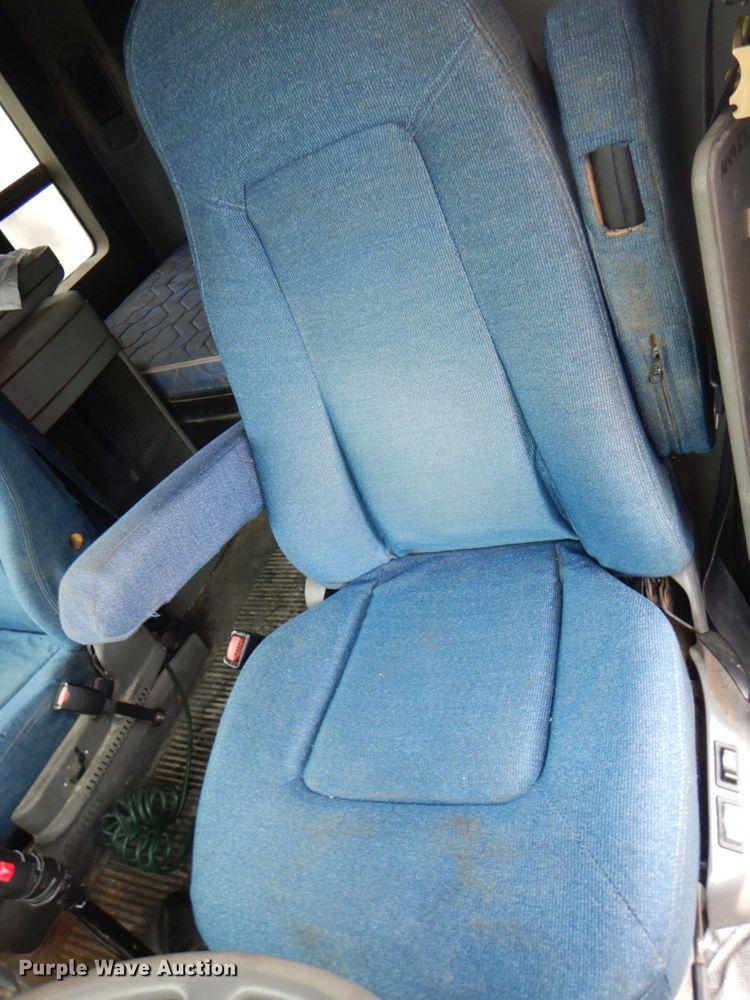 image for item II9821 2005 Freightliner Columbia  semi truck