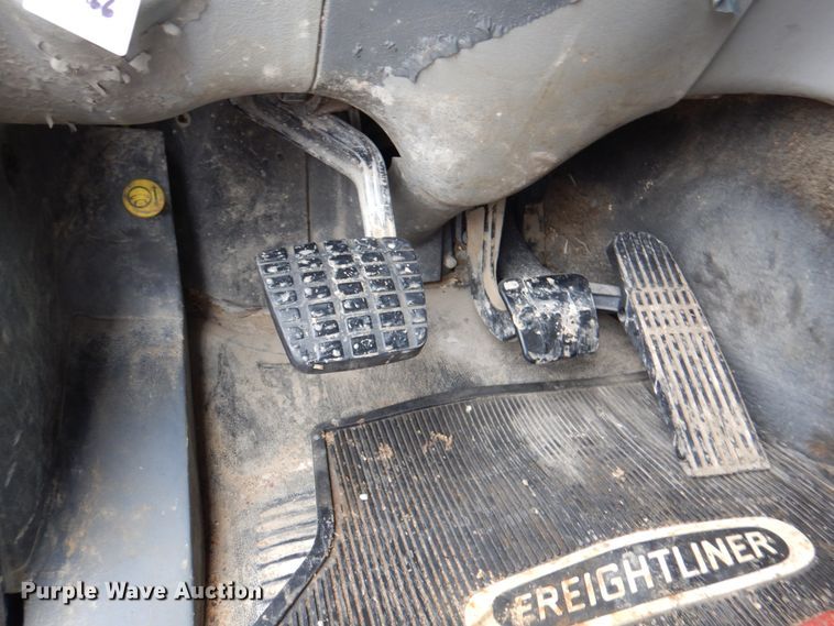 image for item II9821 2005 Freightliner Columbia  semi truck