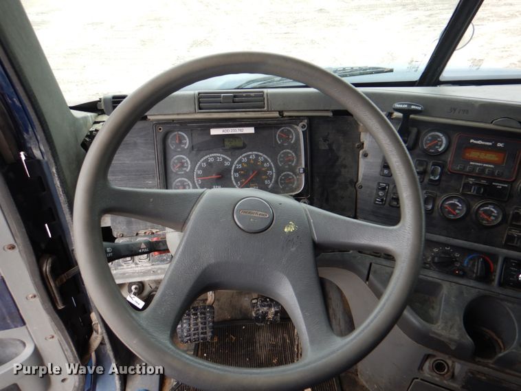 image for item II9821 2005 Freightliner Columbia  semi truck