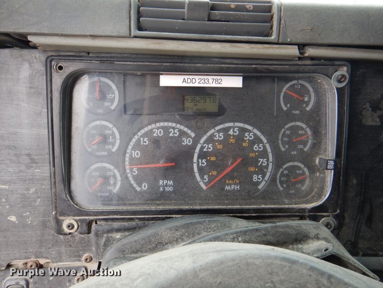 image for item II9821 2005 Freightliner Columbia  semi truck