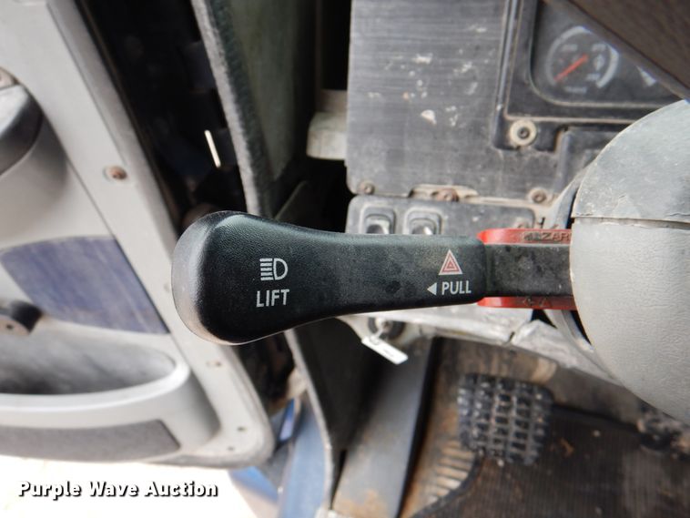 image for item II9821 2005 Freightliner Columbia  semi truck