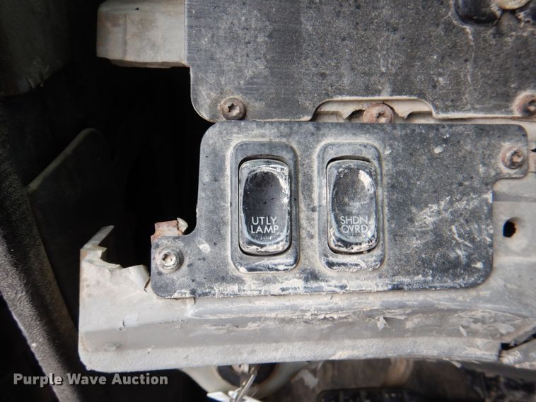 image for item II9821 2005 Freightliner Columbia  semi truck