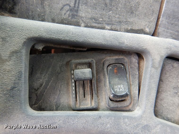 image for item II9821 2005 Freightliner Columbia  semi truck