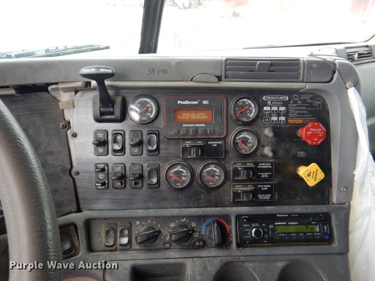 image for item II9821 2005 Freightliner Columbia  semi truck