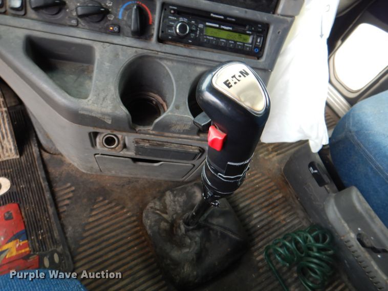 image for item II9821 2005 Freightliner Columbia  semi truck