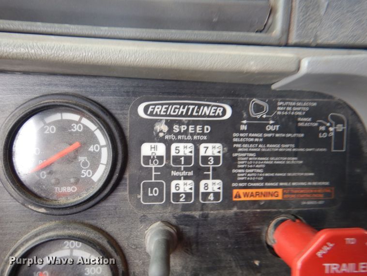 image for item II9821 2005 Freightliner Columbia  semi truck