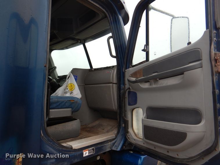 image for item II9821 2005 Freightliner Columbia  semi truck