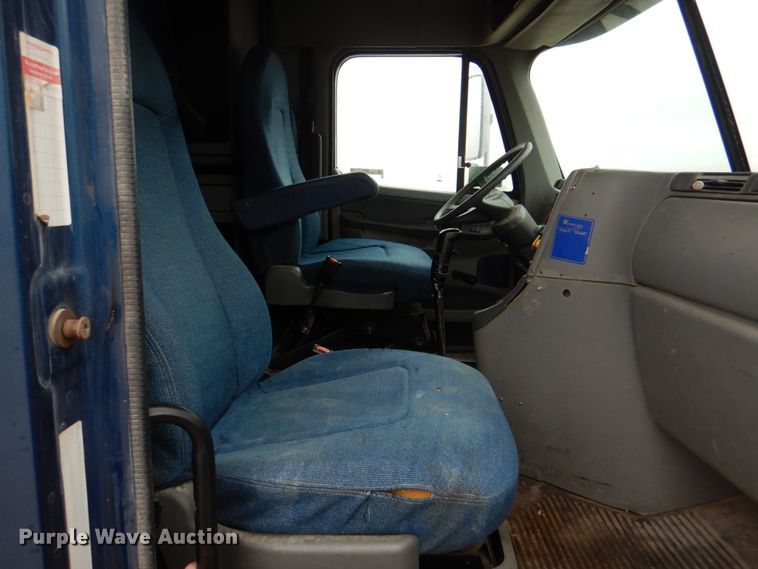 image for item II9821 2005 Freightliner Columbia  semi truck