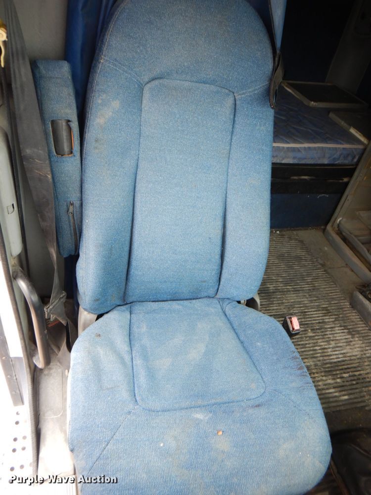 image for item II9821 2005 Freightliner Columbia  semi truck