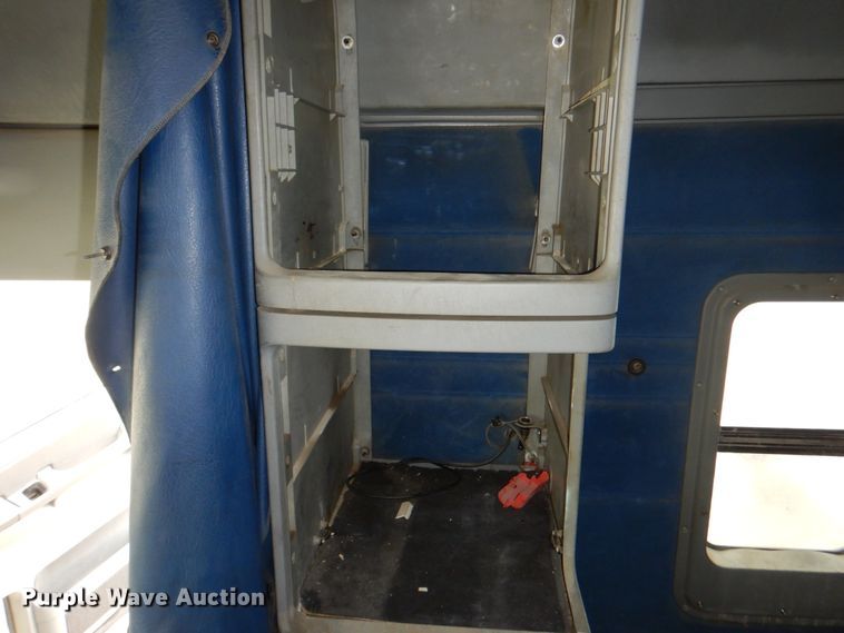 image for item II9821 2005 Freightliner Columbia  semi truck