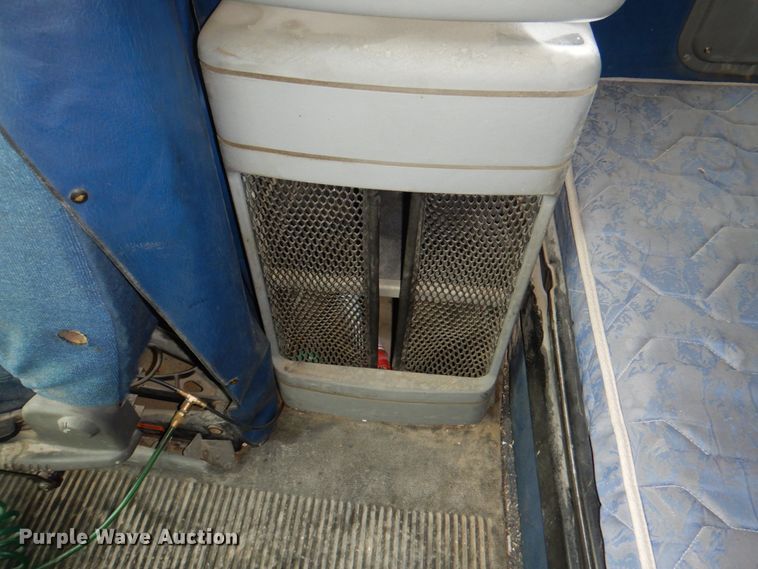 image for item II9821 2005 Freightliner Columbia  semi truck