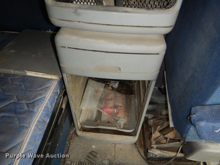 image for item II9821 2005 Freightliner Columbia  semi truck