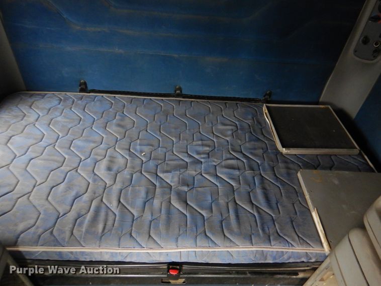 image for item II9821 2005 Freightliner Columbia  semi truck