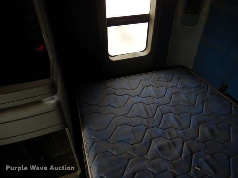 image for item II9821 2005 Freightliner Columbia  semi truck