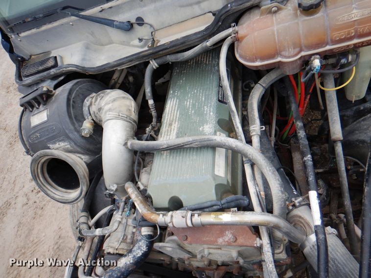 image for item II9821 2005 Freightliner Columbia  semi truck