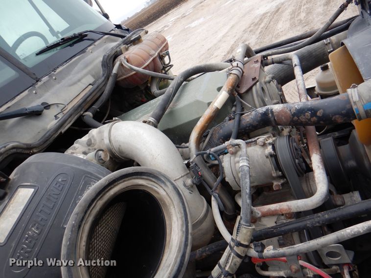 image for item II9821 2005 Freightliner Columbia  semi truck